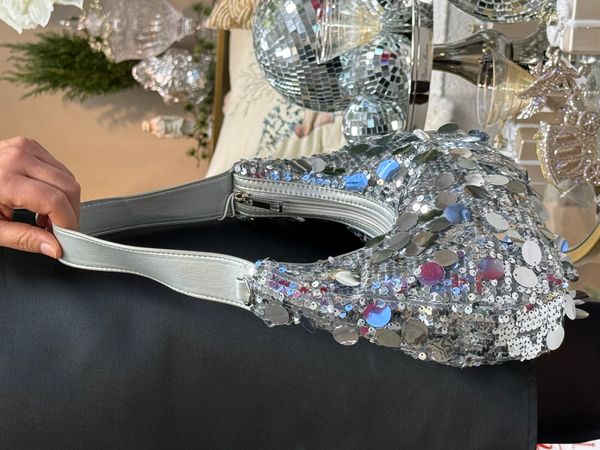 Hovedbilde MADDIE PALJETT VESKE - SØLV