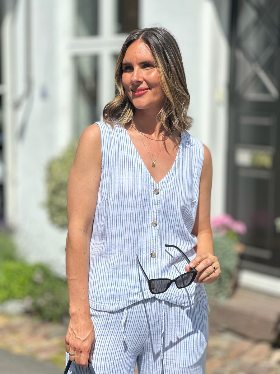 LAVARA VEST STRIPES - DENIMBLÅ/HVIT
