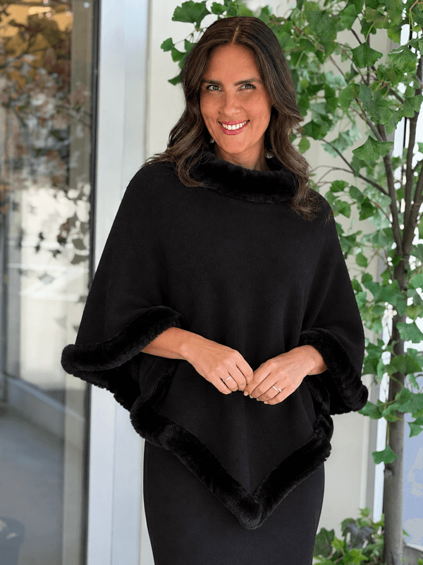 HANNE PONCHO M/FAKE FÜR - SORT