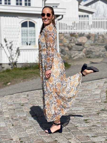 Bilde av ALICE KJOLE - GULL PRINT