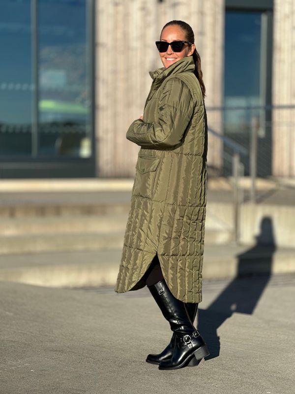 OLGA TO I EN KÅPE / VEST - OLIVEN