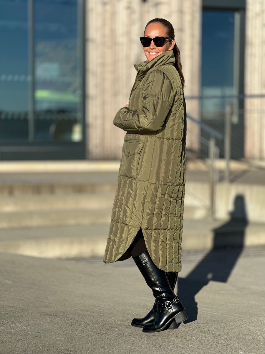 OLGA TO I EN KÅPE / VEST - OLIVEN