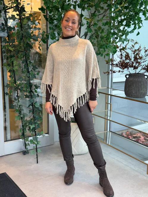 Hovedbilde AVIA PONCHO M/FRYNSER - SAND MELERT