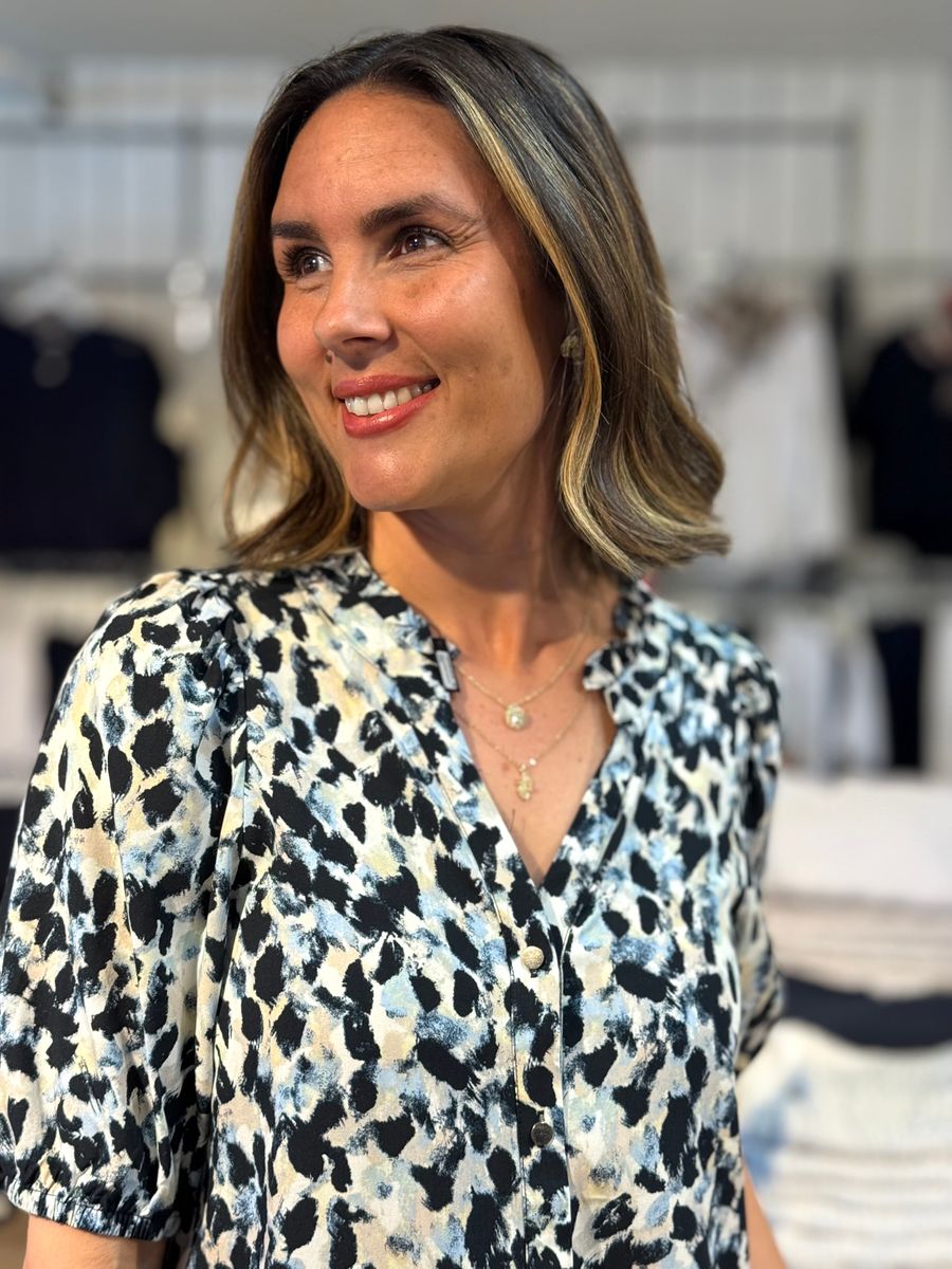 ADNEY BLUSE M/KORT ERM - LYS BLÅ/OFFWHITE/SORT