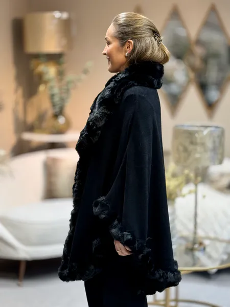 Hovedbilde CAPE M/ FAKE FUR - SORT
