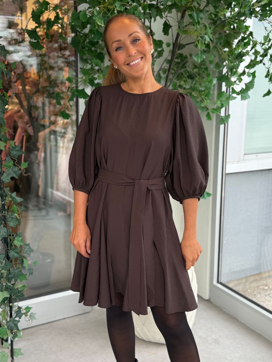 ALINIA KJOLE 3/4 ERMER - BRUN