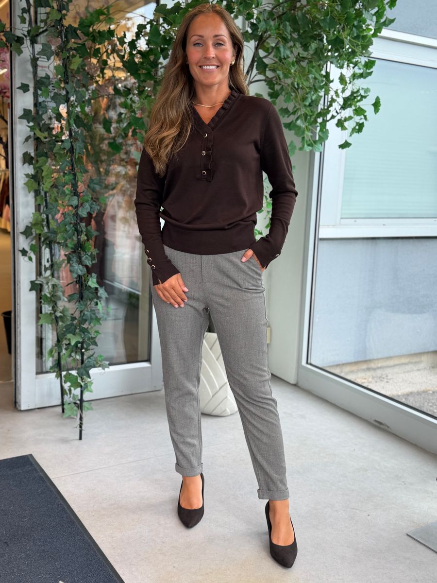 KATIE GENSER FRILL & V-HALS - BRUN