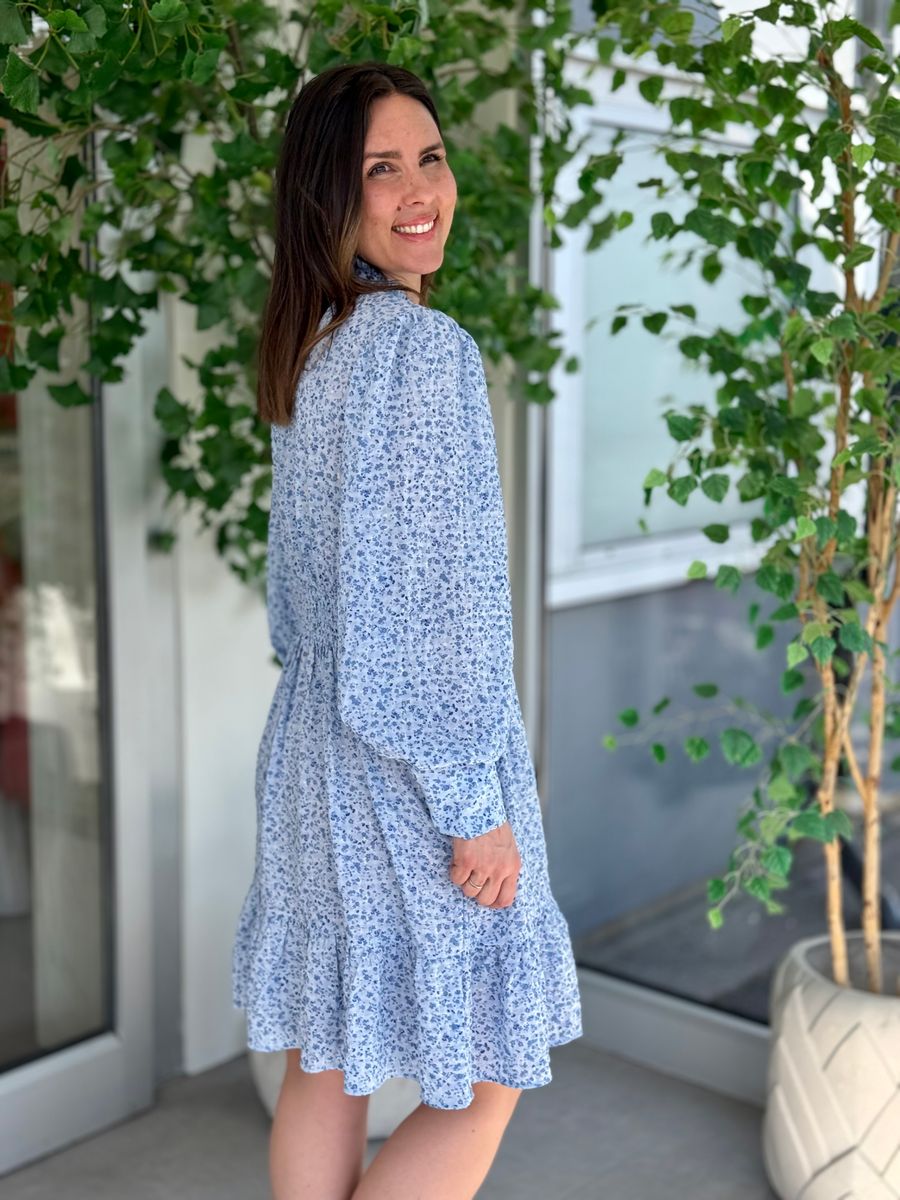 NOELLE KJOLE M/BLOMSTER - LYSBLÅ