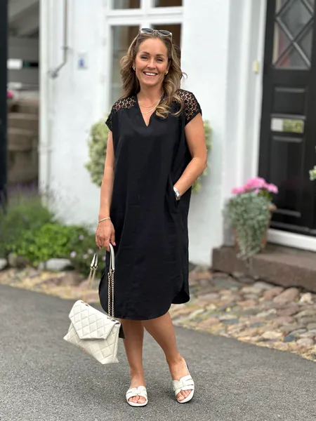 Hovedbilde LARRY LIN/VISCOSE KJOLE M/EMBRO - SORT