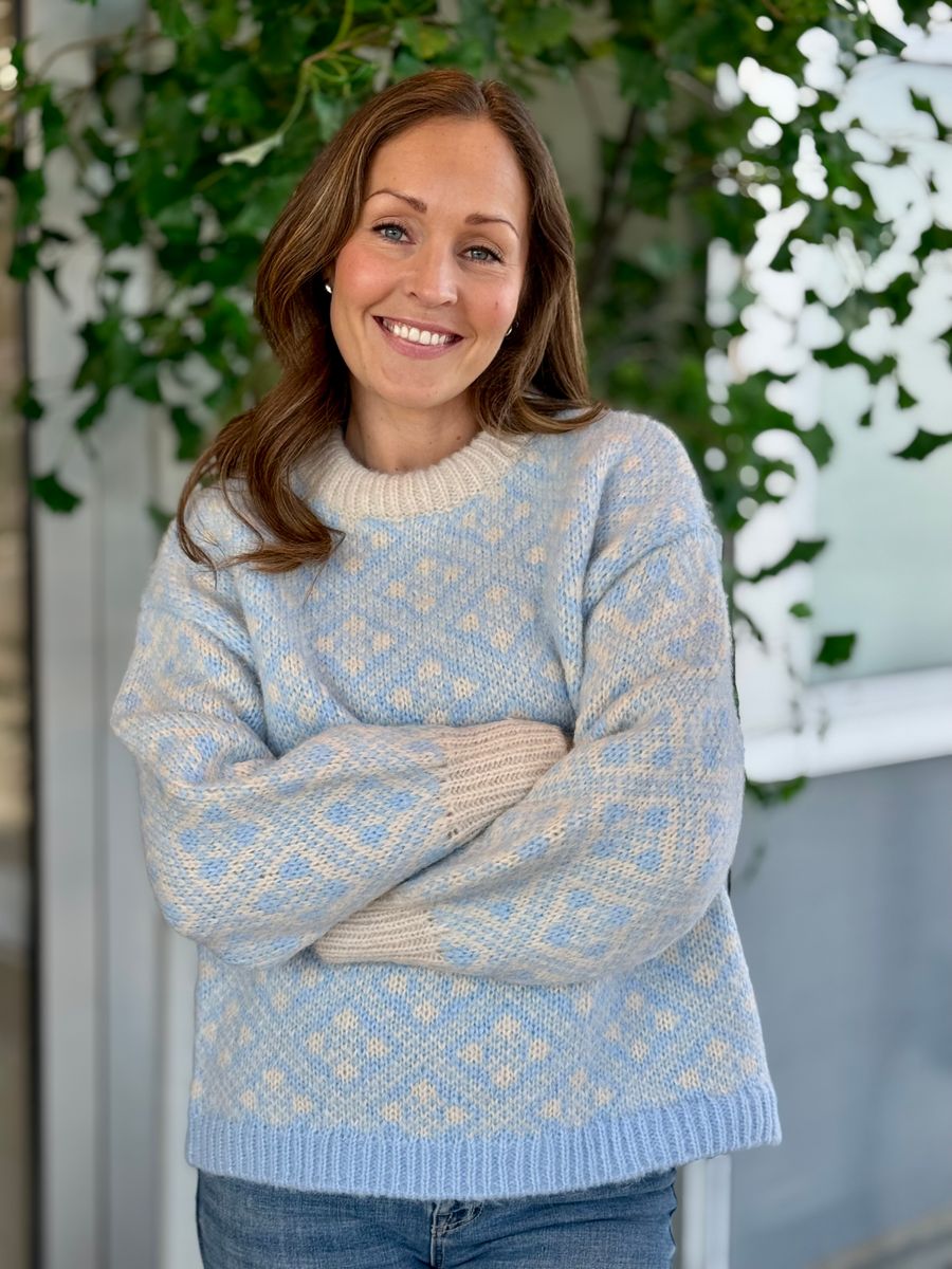 INGA STRIKKEGENSER - LYSBLÅ MØNSTER