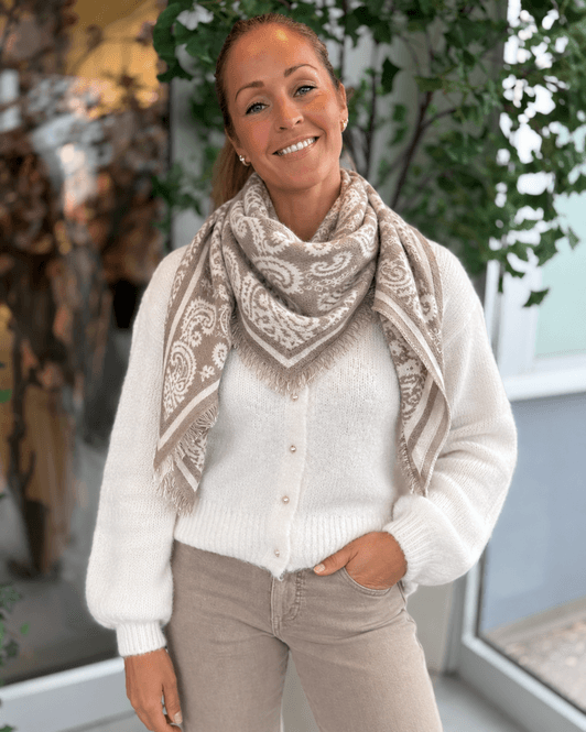 Hovedbilde SKJERF ULLMIX TREKANTET PAISLEY - SAND / OFFWHITE