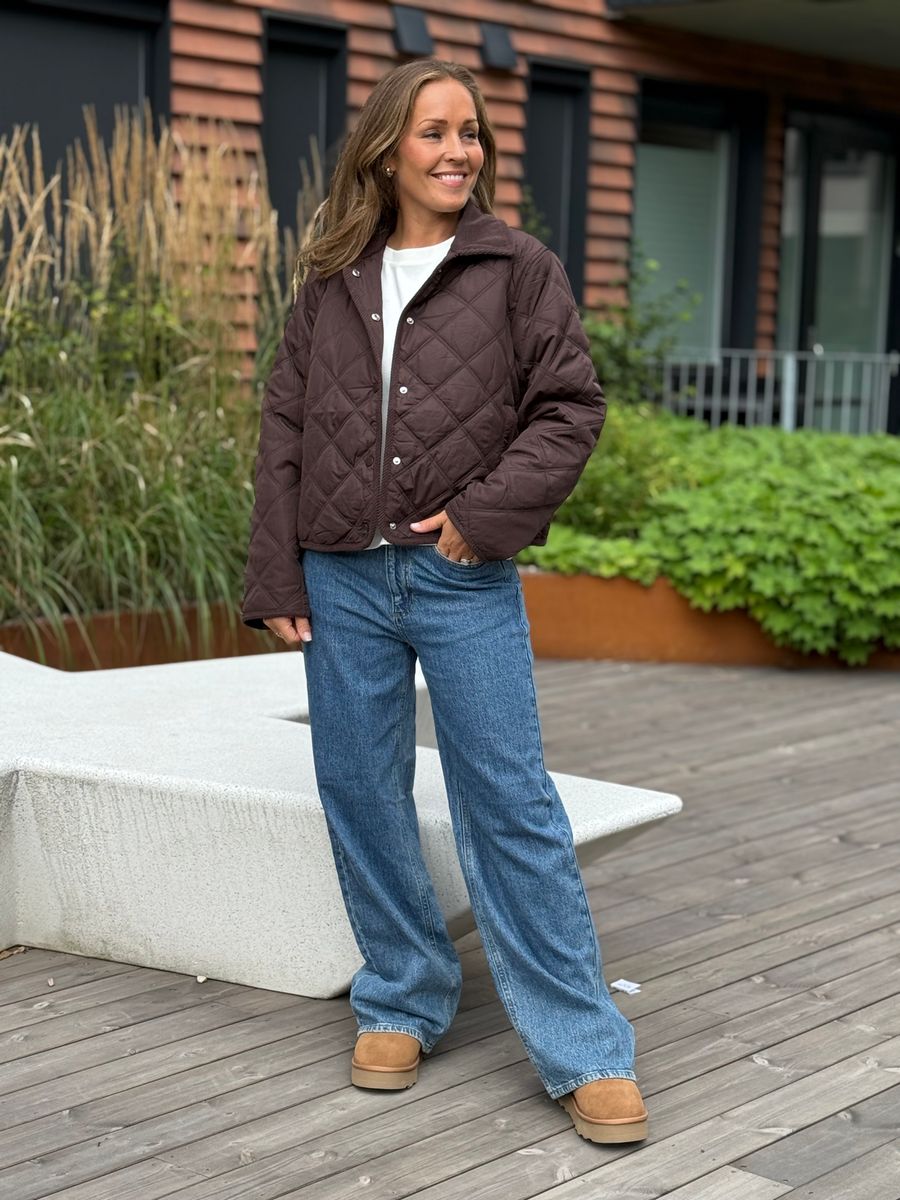 QUILA QUILTET JAKKE - BRUN