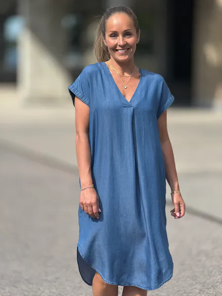 Bilde av CARLY TENCEL KJOLE - MEDIUM BLUE DENIM