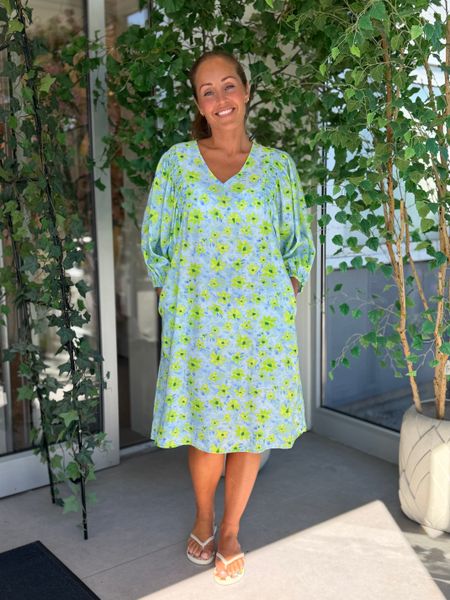 Hovedbilde JOVI KJOLE FLOWERS - HIMMELBLÅ/LIME GRØNN