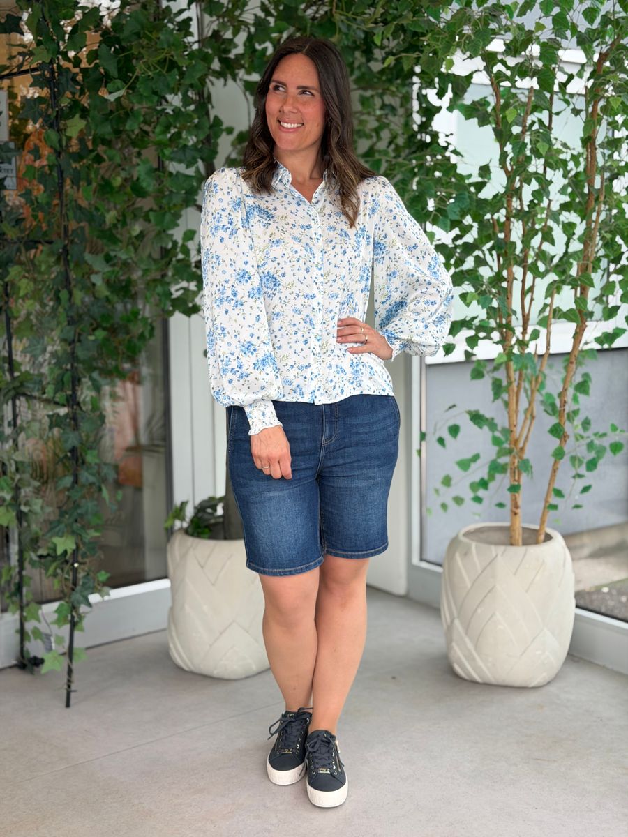 KENZA BLUSE FLOWERS - LYS BLÅ