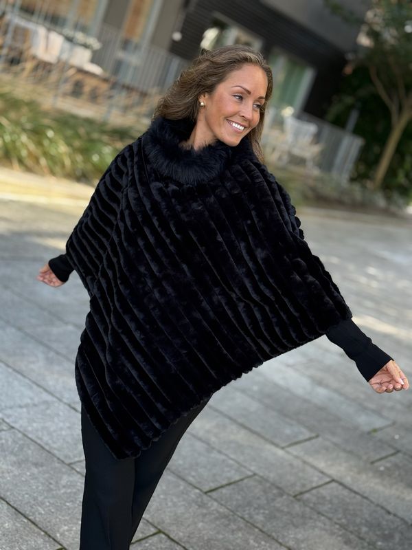 CUT FAUX FUR PONCHO - SORT