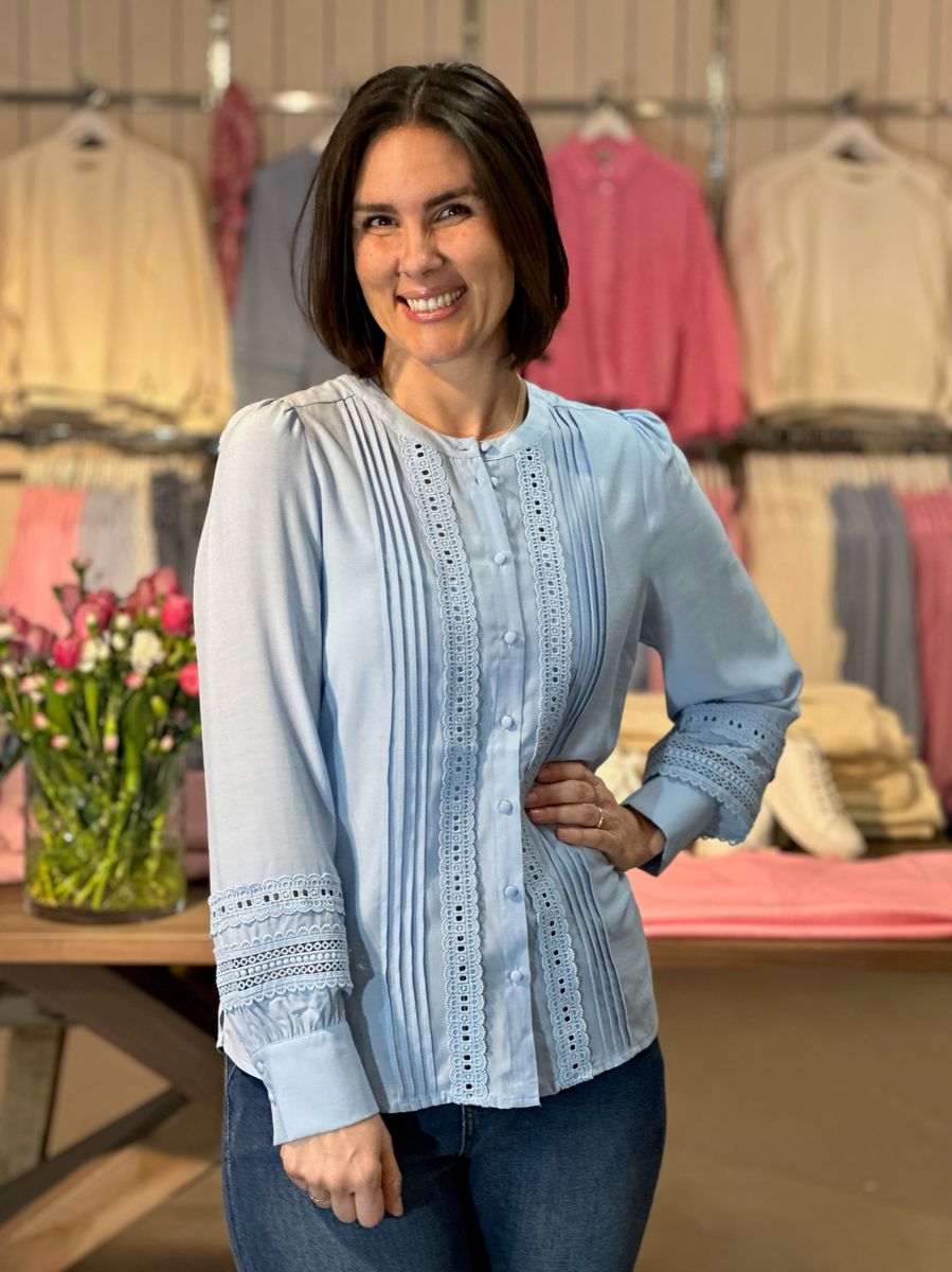 SWEETLY BLUSE - LYS BLÅ