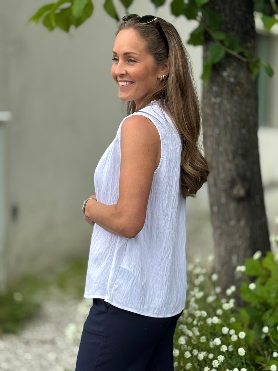 ALLY ERMLØS BLUSE - HVIT