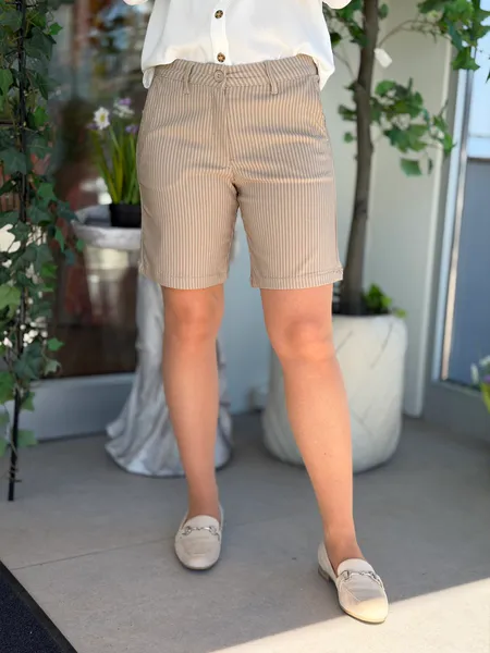 Hovedbilde REX SHORTS SMALSTRIPET - CAMEL/OFFWHITE