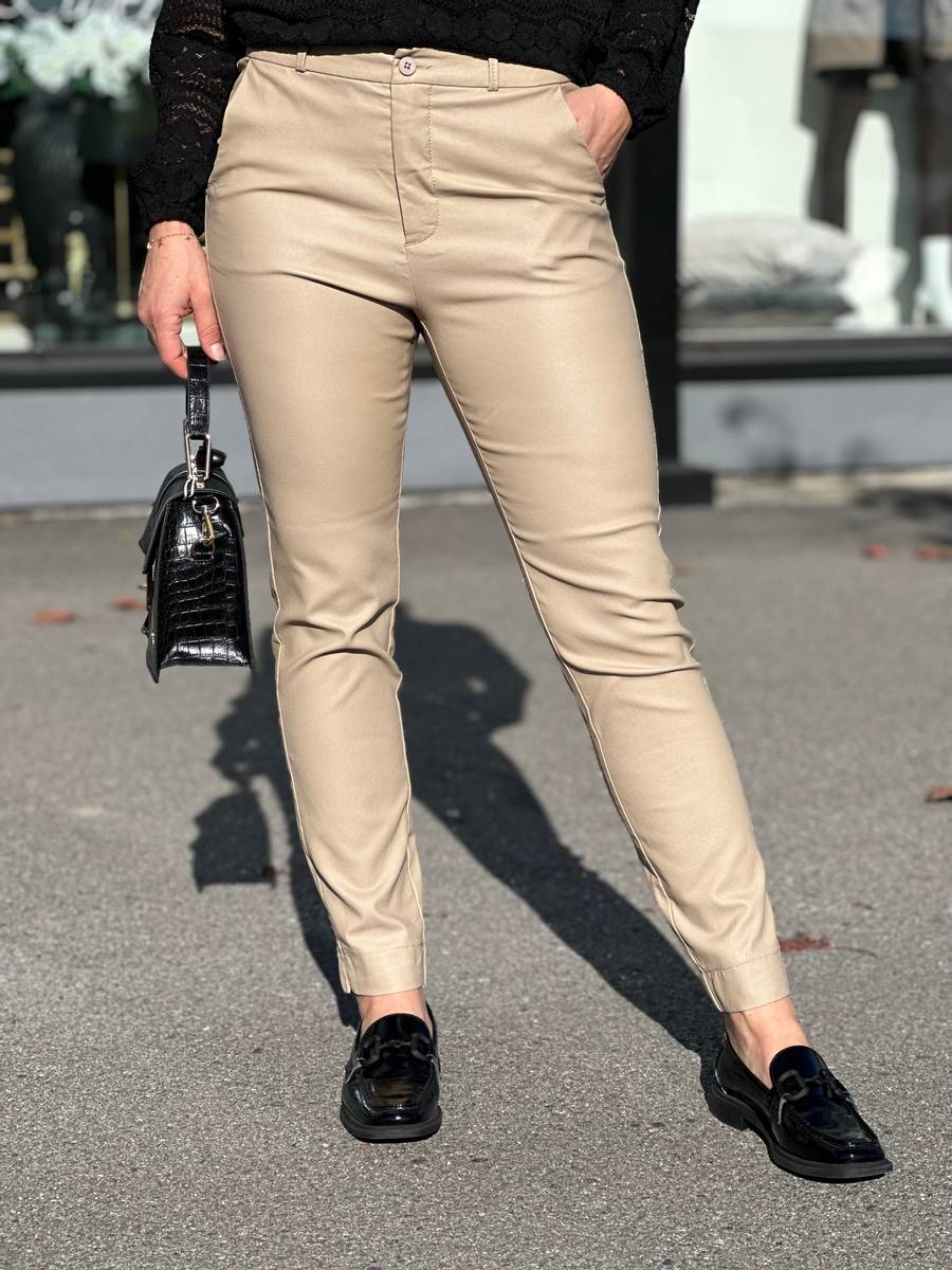 SOLVEJ CHINOS COATED - SAND