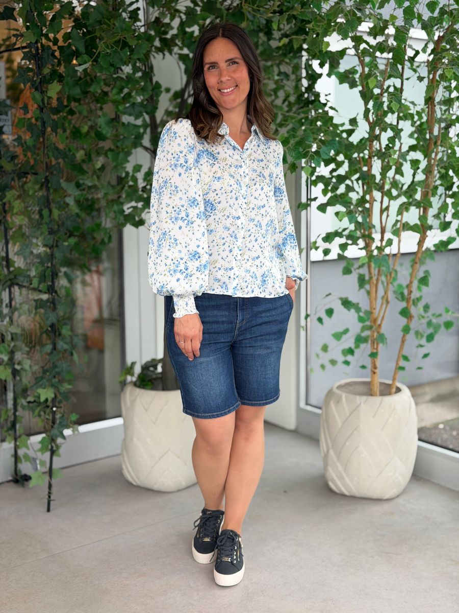 KENZA BLUSE FLOWERS - LYS BLÅ