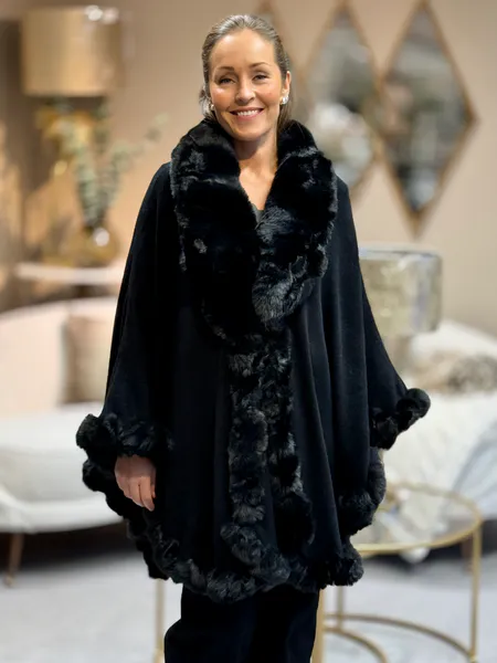 Hovedbilde CAPE M/ FAKE FUR - SORT